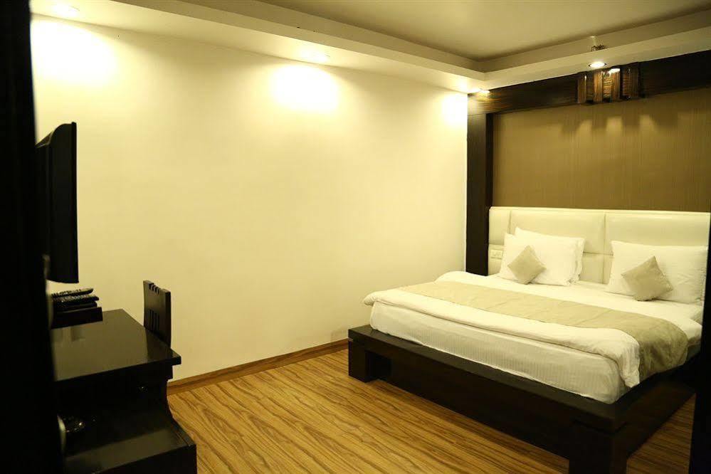 Hotel Elegance Új-Delhi Kültér fotó