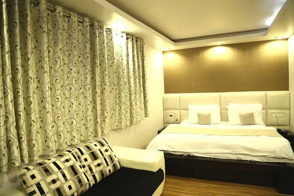Hotel Elegance Új-Delhi Kültér fotó